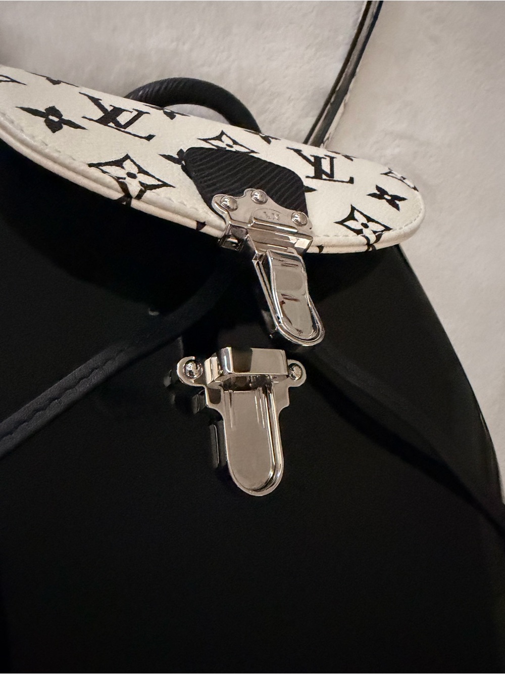 Louis Vuitton Black & White Monogram Vernis Hot Springs Backpack - Picture 5 of 12